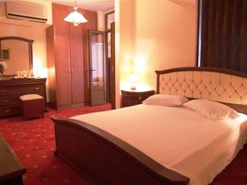 Alexandros Hotel Перама Экстерьер фото